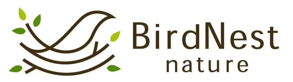 一般的なロゴ。
左側に鳥と鳥の巣のイラストがあり、右側にはアルファベットブロック体でBirdNest natureの文字が書かれている。
